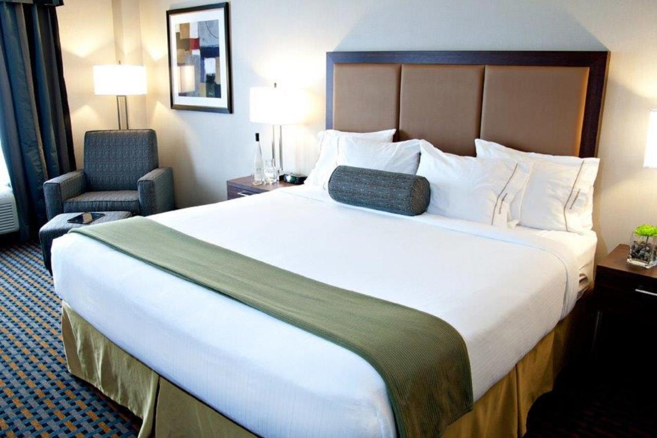 Holiday Inn Express Pembroke By Ihg Kültér fotó