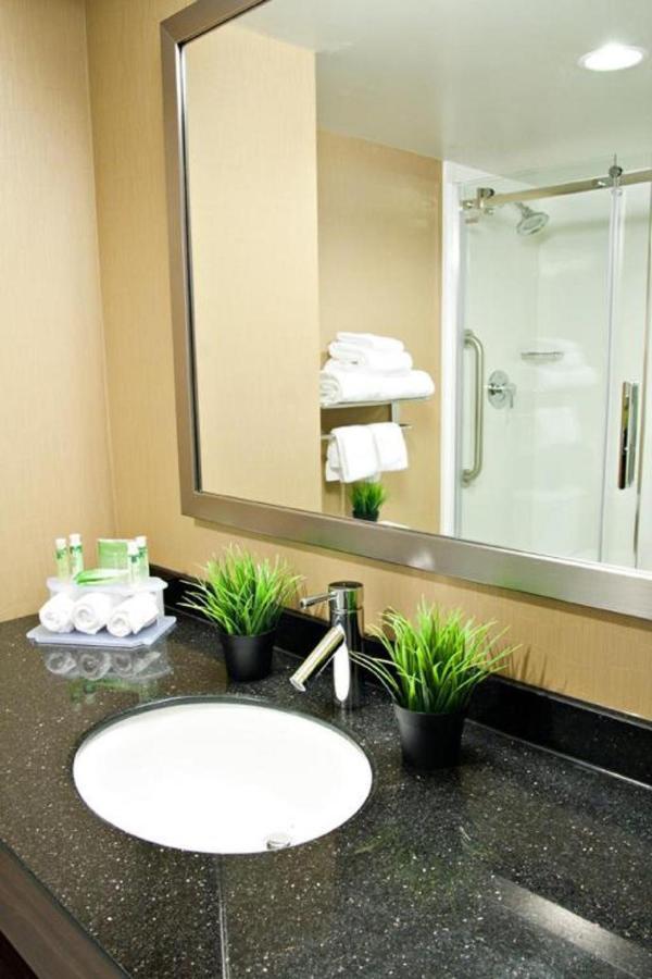 Holiday Inn Express Pembroke By Ihg Kültér fotó