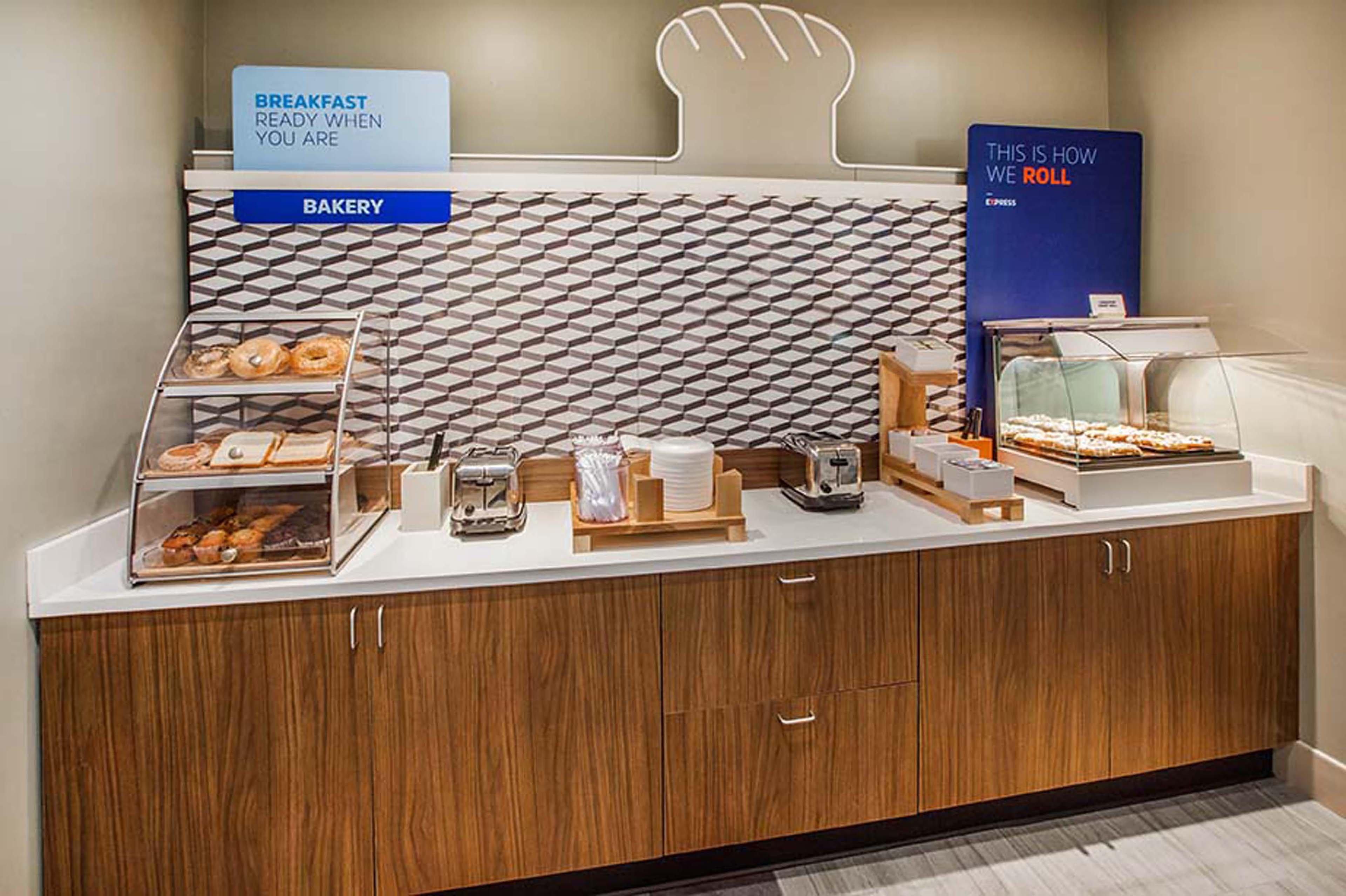 Holiday Inn Express Pembroke By Ihg Kültér fotó
